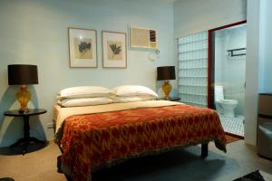 Un ou plusieurs lits dans un hébergement de l'établissement CASA Artist Room Rental San Antonio Zambales