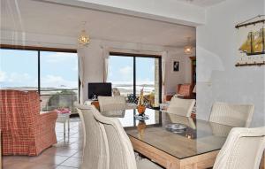 Χώρος καθιστικού στο Beautiful Home In Trélévern With Wifi