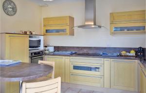Η κουζίνα ή μικρή κουζίνα στο Beautiful Home In Trélévern With Wifi