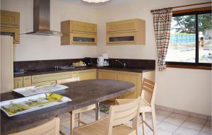 Η κουζίνα ή μικρή κουζίνα στο Beautiful Home In Trélévern With Wifi +36 φωτογραφίες