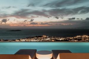 uma piscina com vista para a cidade e para o oceano em Lovia Mykonos em Míconos