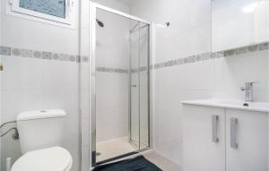 Koupelna v ubytování 3 Bedroom Nice Apartment In Málaga
