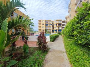 einen Weg, der zu einem Apartmentkomplex mit einem Resort führt in der Unterkunft Apartamento Portal de la Sierra 3 Habitaciones in Santa Marta