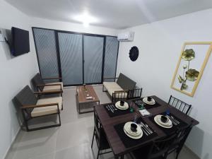 comedor con mesa y sillas en Apartamento Portal de la Sierra 3 Habitaciones, en Santa Marta