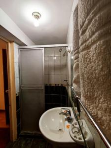 y baño con lavabo y ducha. en Hotel Casa Santa Beatriz, en Cusco