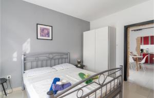 Posteľ alebo postele v izbe v ubytovaní Cozy Apartment In Krk With Wifi