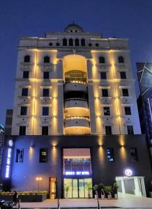 un gran edificio con luces encendidas por la noche en Browndot Hotel Sangmu en Gwangju