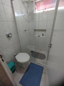 Phòng tắm tại Ap flat central- ar, garagem e ótima localização