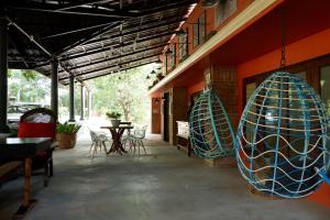 eine Terrasse mit zwei Surfbrettern, die an der Seite eines Gebäudes hängen in der Unterkunft CASA Artist Room Rental San Antonio Zambales in Subic