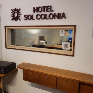 un hotel così in Colombia, un cartello sulla vetrina di un negozio di Hotel Sol Colonia a Colonia del Sacramento