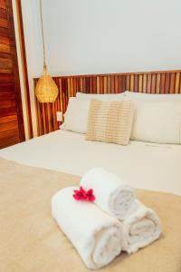 une chambre d'hôtel avec une serviette sur un lit dans l'établissement Apartamento Manay, à Jericoacoara