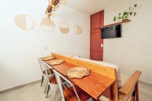 a dining room with a table and some chairs at Apartamento Manay in Jericoacoara