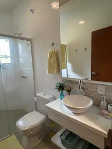 uma casa de banho com um WC, um lavatório e um chuveiro em AMPLA CASA DE CAMPO - MORADA DA SERRA em Aguas Mornas