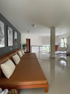 una sala de estar con un sofá grande en el centro en AMPLA CASA DE CAMPO - MORADA DA SERRA en Aguas Mornas