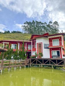 a row of houses next to a body of water at AMPLA CASA DE CAMPO - Afaven in Aguas Mornas