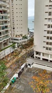 una vista aérea de un aparcamiento frente a los edificios en Apê da Mi - 2 min da Praia de Pitangueiras - Guarujá, en Guarujá