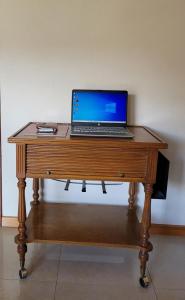マル・デル・プラタにあるDpto. amplio y luminosoの木製デスクの上に座ったノートパソコン