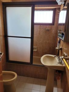baño con lavabo y aseo y ventana en Dpto. amplio y luminoso en Mar del Plata