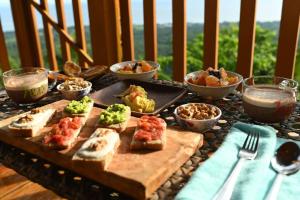 una mesa cubierta con diferentes tipos de comida y tazones de comida en The balcony of the camiguin island, en Mambajao