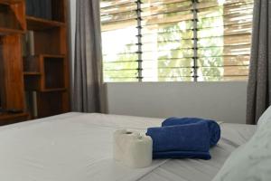 un par de toallas sentadas en una cama con ventana en The balcony of the camiguin island, en Mambajao