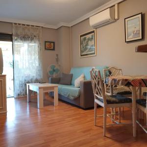 sala de estar con sofá y mesa en Apartamento Calp Place wifi fibra, en Calpe