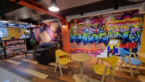 una habitación con una pared cubierta de graffiti en Khaosan Art Hotel, en Bangkok