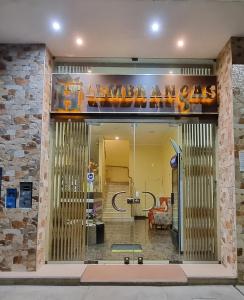 Lembranças Hotel في هانوكو: نافذة متجر مع علامة تقرأ malancagas