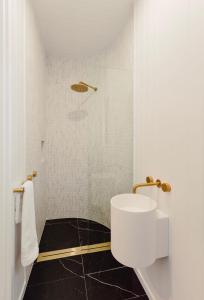 NEW! Dacha on Maggie No#2, Unrivaled Island Luxury的一间浴室