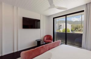 NEW! Dacha on Maggie No#2, Unrivaled Island Luxury客房内的一张或多张床位