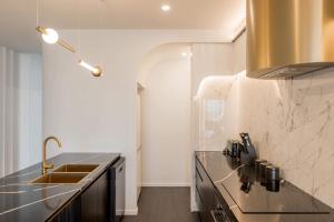 NEW! Dacha on Maggie No#2, Unrivaled Island Luxury的厨房或小厨房
