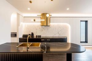 NEW! Dacha on Maggie No#2, Unrivaled Island Luxury的厨房或小厨房