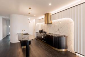NEW! Dacha on Maggie No#2, Unrivaled Island Luxury的厨房或小厨房