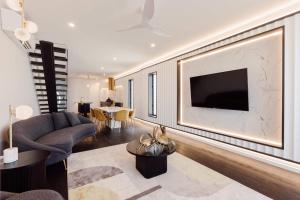 NEW! Dacha on Maggie No#2, Unrivaled Island Luxury的电视和/或娱乐中心