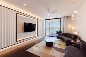 NEW! Dacha on Maggie No#2, Unrivaled Island Luxury的电视和/或娱乐中心