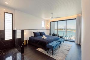 NEW! Dacha on Maggie No#2, Unrivaled Island Luxury客房内的一张或多张床位