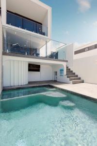 NEW! Dacha on Maggie No#2, Unrivaled Island Luxury内部或周边的泳池