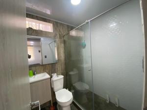 un bagno con wc e doccia in vetro di Finca Hotel Los Felipes - Neira a Neira Altre 16 foto