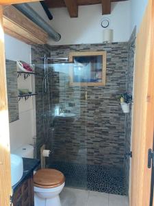 Ένα μπάνιο στο Agradable casa de bio-construcción con chimenea