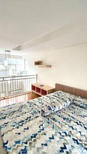1 dormitorio con 1 cama y balcón en Villa Tiga Dara Batu en Batu