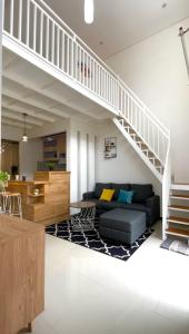 sala de estar con sofá y escalera en Villa Tiga Dara Batu, en Batu