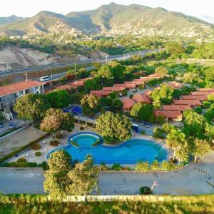 einen Luftblick auf ein Resort mit einem Pool in der Unterkunft Apartamento Santa Marta Piscina cerca del Rodadero in Santa Marta