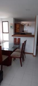 eine Küche mit einem Esstisch und Stühlen in der Unterkunft Apartamento Santa Marta Piscina cerca del Rodadero in Santa Marta