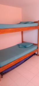 2 Etagenbetten in einem Zimmer mit einer Wand in der Unterkunft Apartamento Santa Marta Piscina cerca del Rodadero in Santa Marta