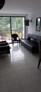 Et sittehjørne på Apartamento Santa Marta Piscina cerca del Rodadero