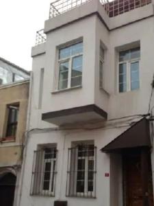 - un bâtiment blanc avec un balcon au-dessus dans l'établissement No9 Vintage House, à Istanbul