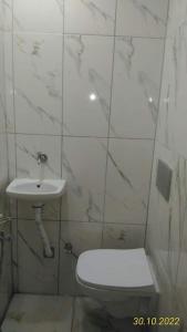 La salle de bains est pourvue de toilettes et d'un lavabo. dans l'établissement No9 Vintage House, à Istanbul