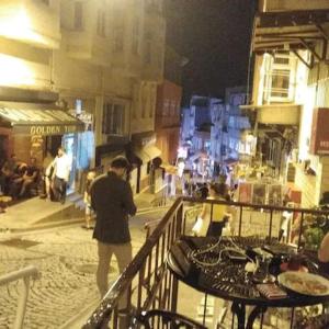 Un homme marchant dans une rue la nuit dans l'établissement No9 Vintage House, à Istanbul