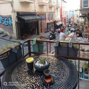 - une table assise sur un balcon dans une rue de la ville dans l'établissement No9 Vintage House, à Istanbul