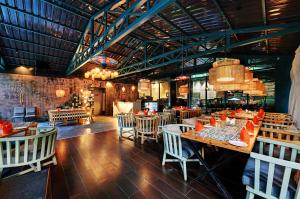 un restaurant avec une longue table et des chaises dans l'établissement Ayar Jungle Resort, à Nainital