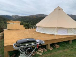 une tente avec une poussette en face de celle-ci dans l'établissement Studholme Glamping, à Hunter